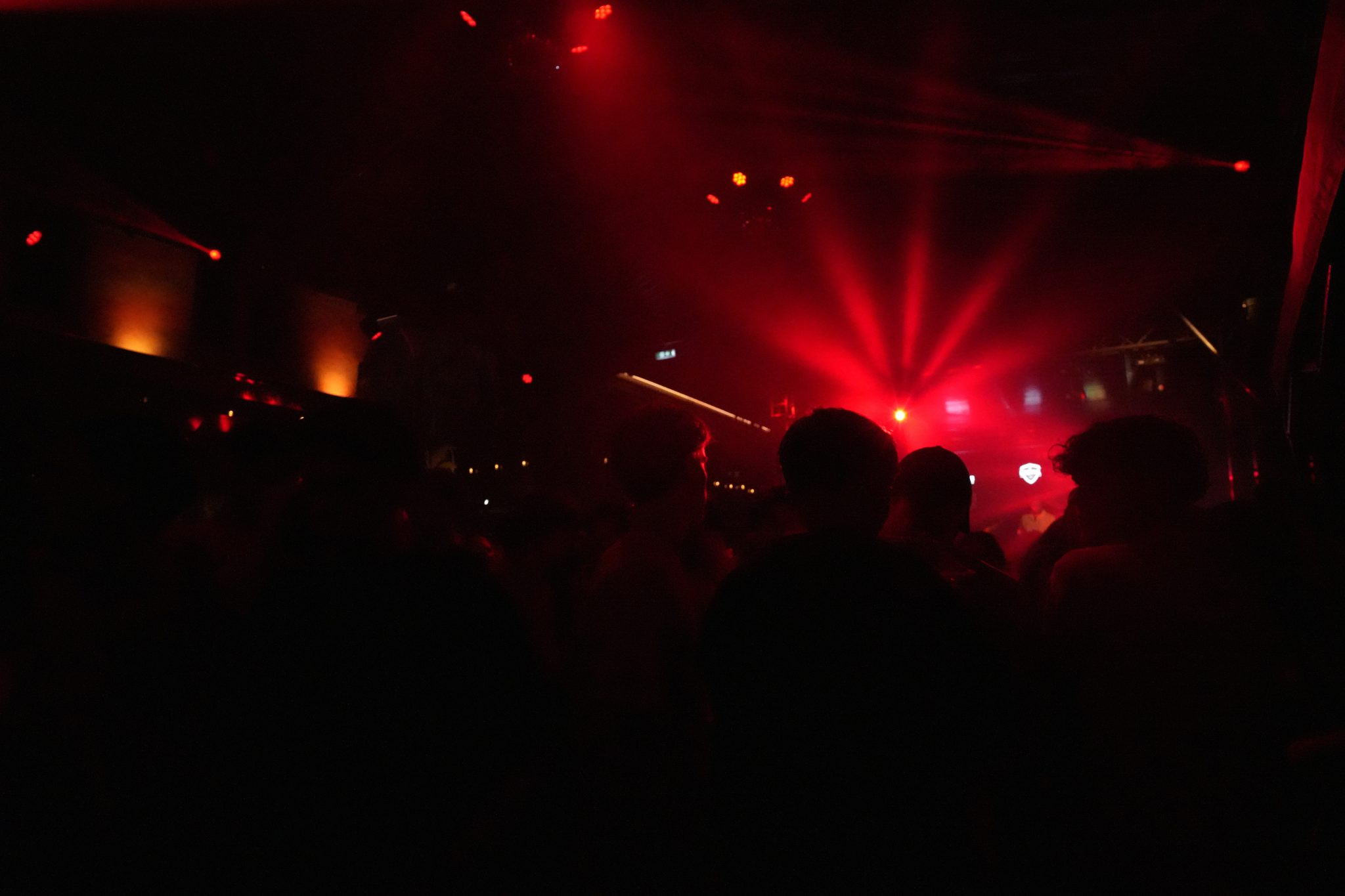 De zaal van Club Rosa in Boxmeer op een avond, met publiek in rood licht