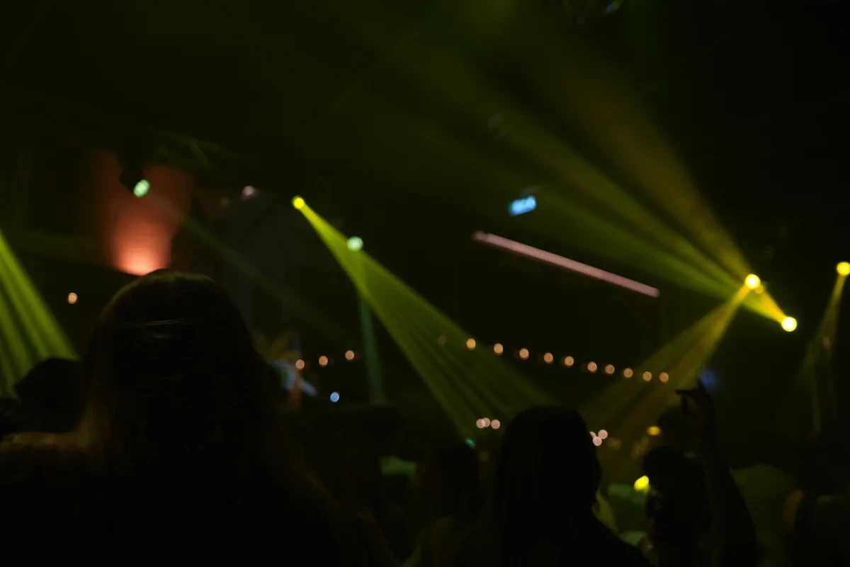 Groene lasers boven het publiek