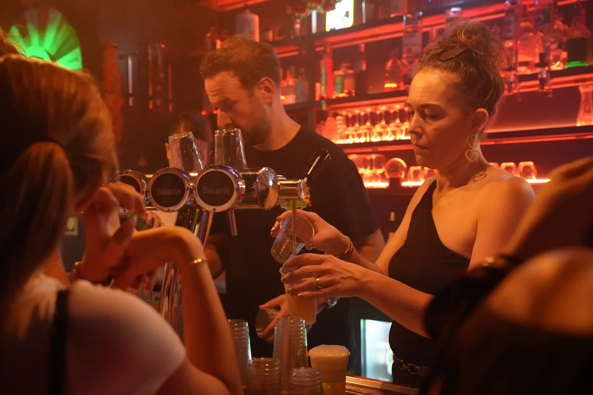 Barmedewerkers tappen bier