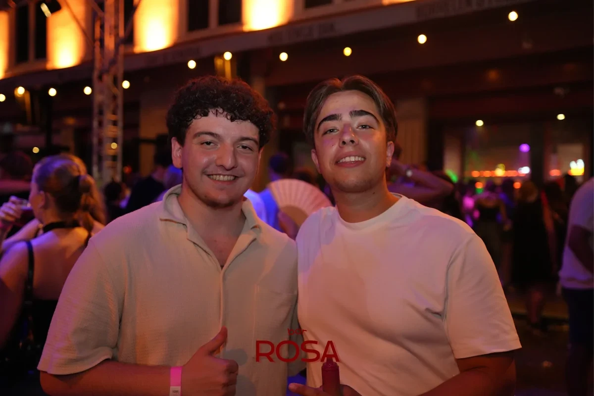 Twee vrienden voor de bar van Club Rosa
