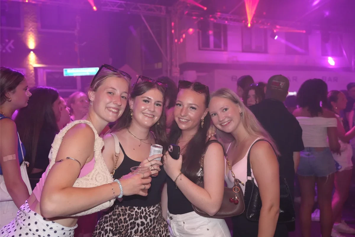 Groepje vriendinnen met een drankje